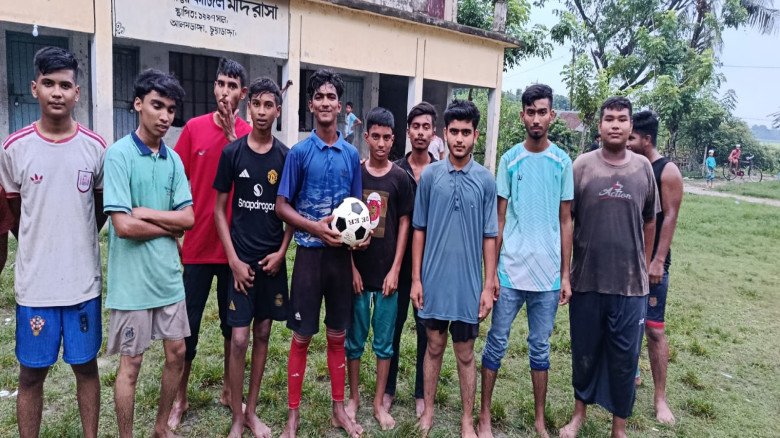 যুব সমাজকে খেলাধুলায় উদ্বুদ্ধ করতে নওলামারীতে ফুটবল উপহার দ