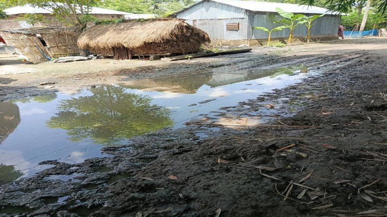 রামদিয়ায় রাস্তার পানি আটকে জলাবদ্ধতা, ভোগান্তিতে স্থানীয়রা